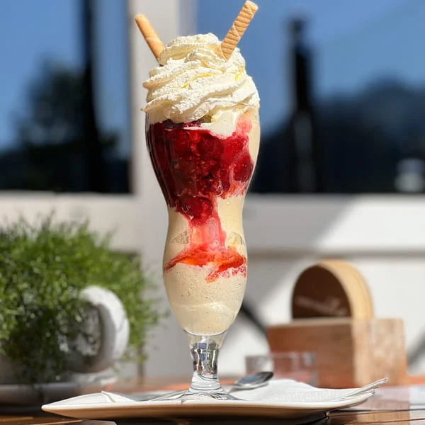 Hausgemachter Eisbecher am Rundell